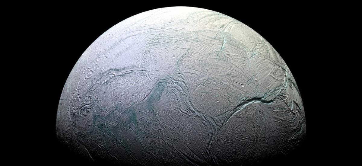 Świeżutki lód na powierzchni Enceladusa. Ten księżyc Saturna jest równie ciekawy jak Wenus