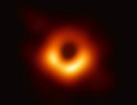 Supermasywna czarna dziura w M87 powraca. Zobaczmy ją w całej okazałości