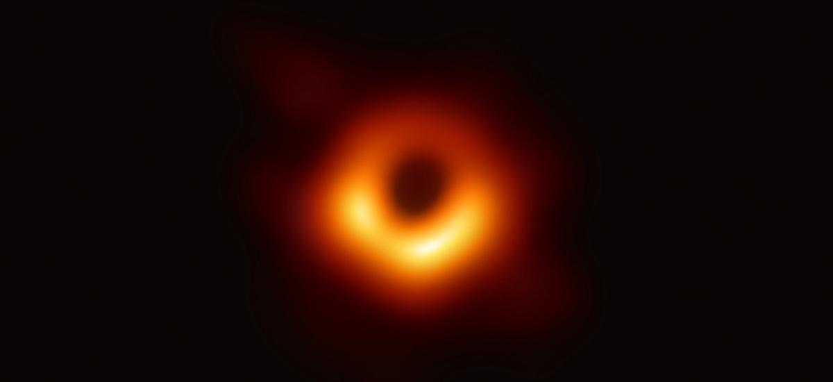 Supermasywna czarna dziura w M87 powraca. Zobaczmy ją w całej okazałości