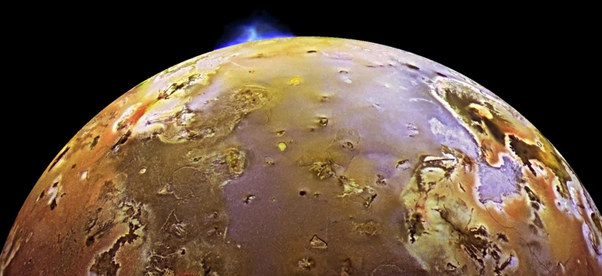 Wulkany na Io nie próżnują. Astronomowie zbadali ile siarki w jego atmosferze pochodzi z wulkanów
