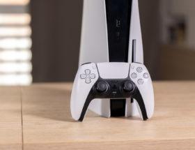Kontroler PlayStation 5 ma problemy z analogiem. Wściekli gracze szykują pozew zbiorowy
