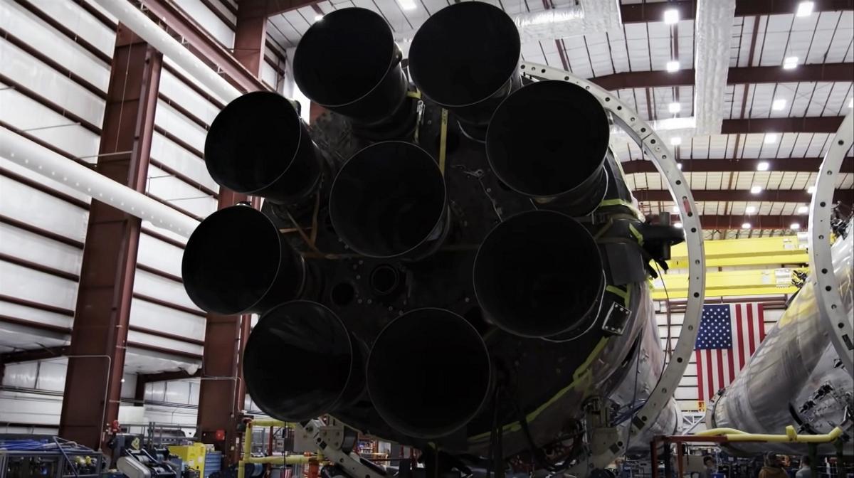 SpaceX odkłada pierwszą komercyjną misję załogową na ISS. Powodem odrobina lakieru w silnikach 