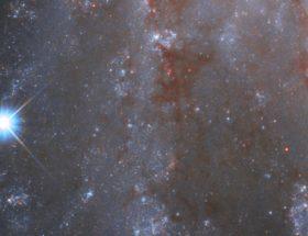 Teleskop Hubble'a obserwuje potężną eksplozję w odległej galaktyce