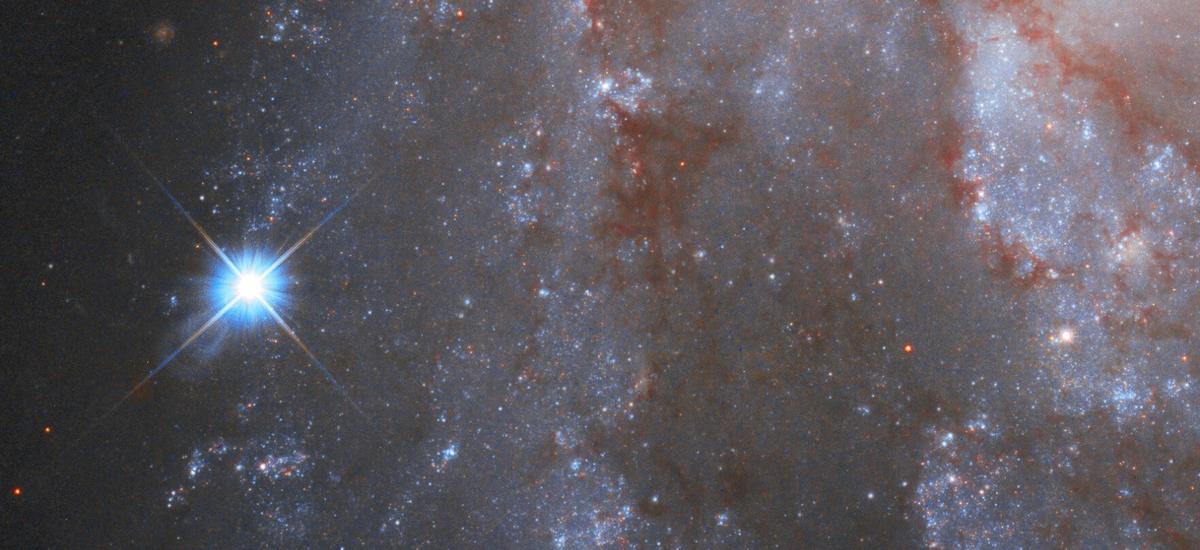 Teleskop Hubble'a obserwuje potężną eksplozję w odległej galaktyce