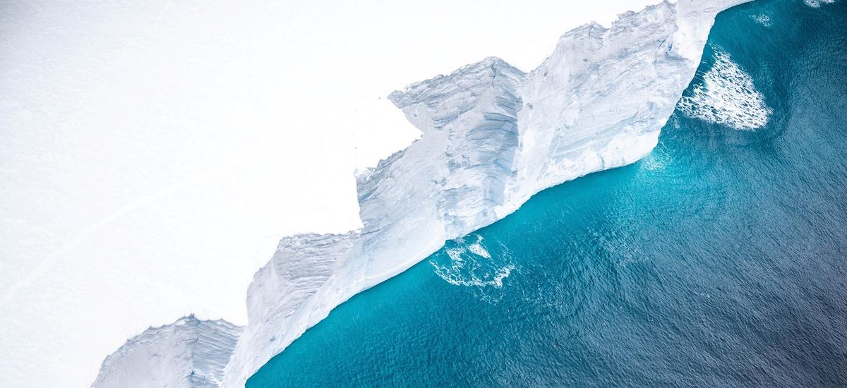 Największa góra lodowa na świecie rozpada się na części. Szansa dla pingwinów