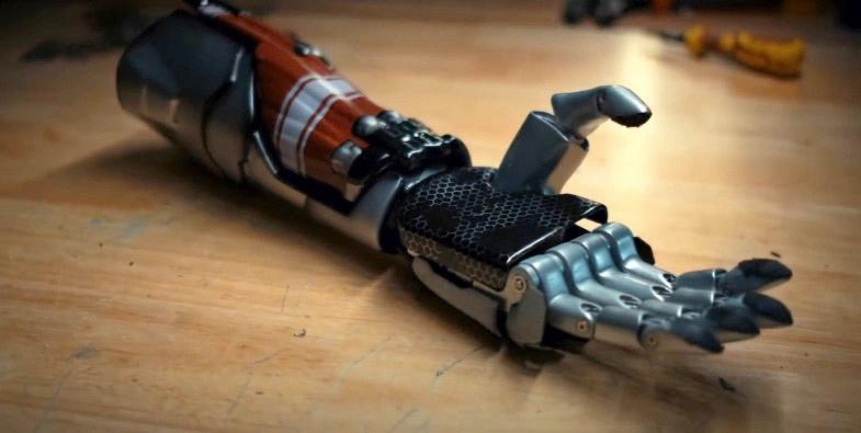 Robotyczna ręka Silverhanda z Cyberpunk 2077 jako prawdziwa proteza