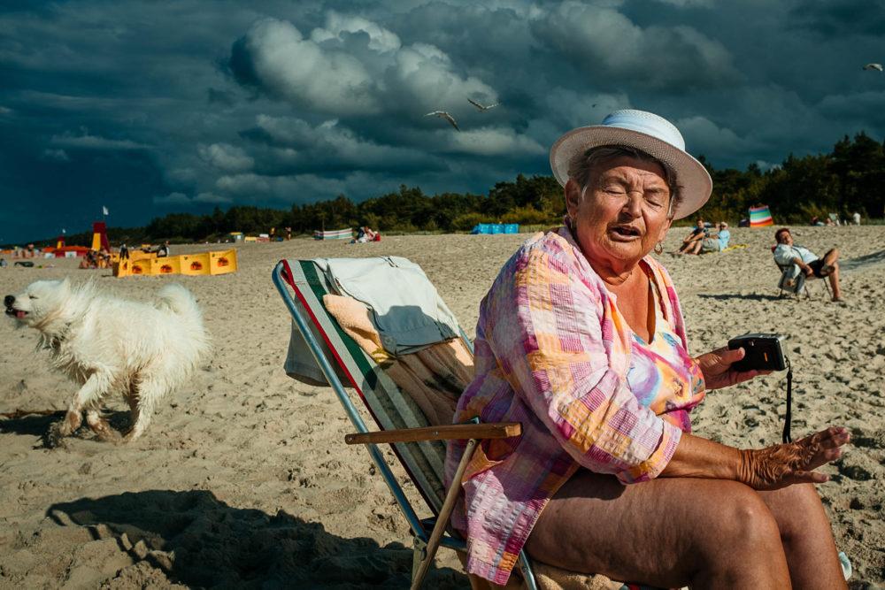 Łeba 24.08.2020, emeryci na plaży. Fot. Dariusz Szubiński / FORUM 