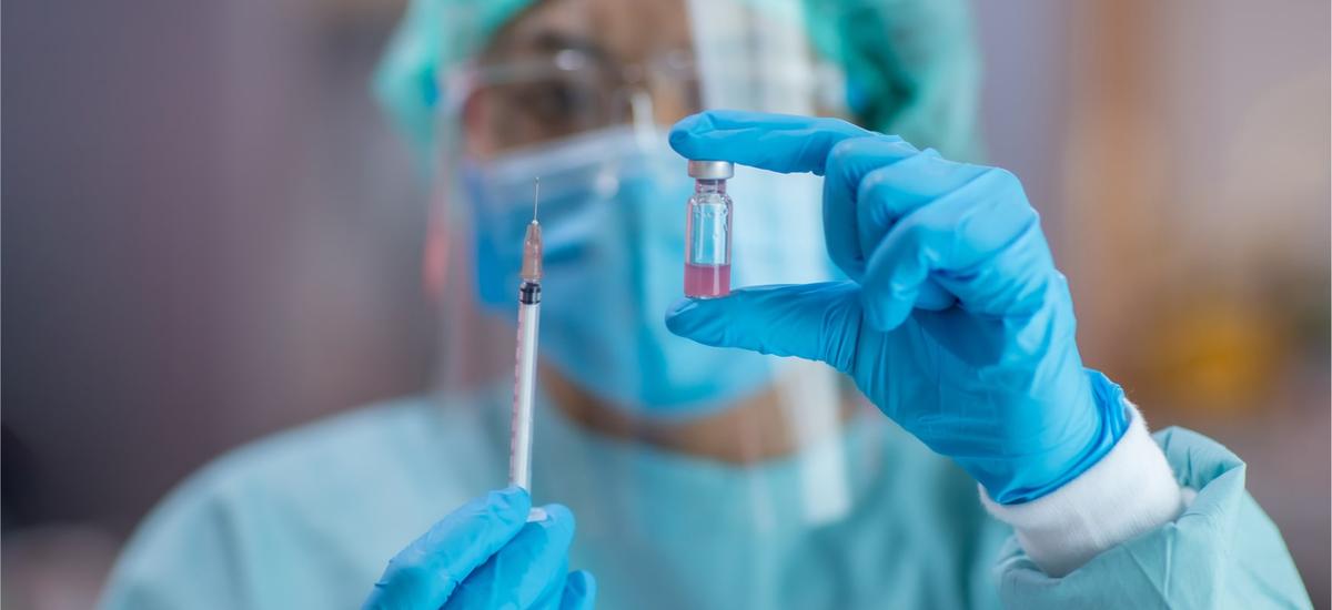 Trzecia dawka szczepionki Pfizera załatwi problem nowych mutacji wirusa? Trwają testy 