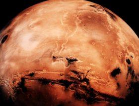 Biegun Marsa przesuwa się na powierzchni planety i nie chce przestać. Ziemia ma podobnie