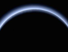 Lodowa mgła unosi się nad powierzchnią Plutona. To ona odpowiada za błękitną poświatę