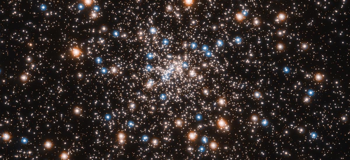 Gromada gwiazd z centrum podziurawionym jak ser szwajcarski. Hubble ponownie zaskakuje