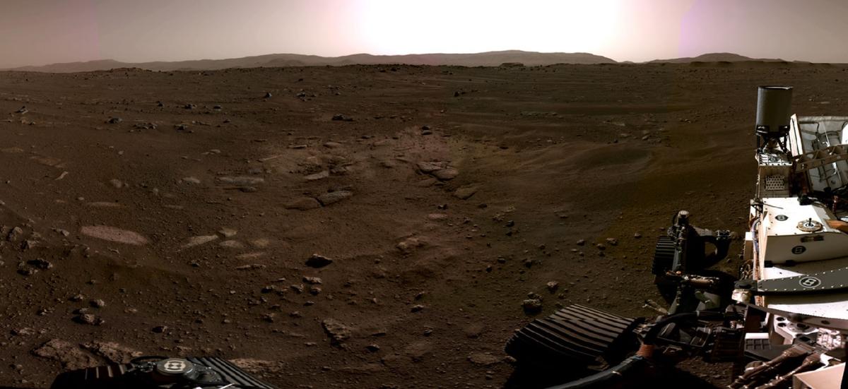 Spójrz na powierzchnię Marsa oczami łazika Perseverance. Fenomenalna panorama w jakości 4K