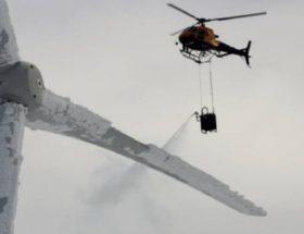 Tak powstaje zielona energia? „Helikopter na ropę, spryskuje ciężkimi chemikaliami łopaty zamarzniętego wiatraka”