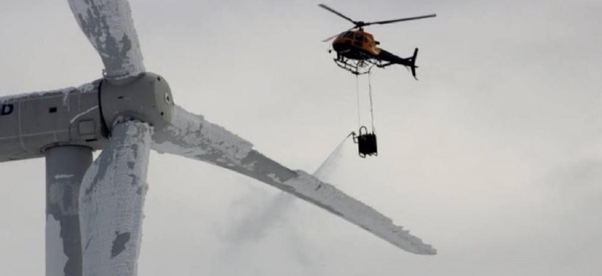 Tak powstaje zielona energia? „Helikopter na ropę, spryskuje ciężkimi chemikaliami łopaty zamarzniętego wiatraka”