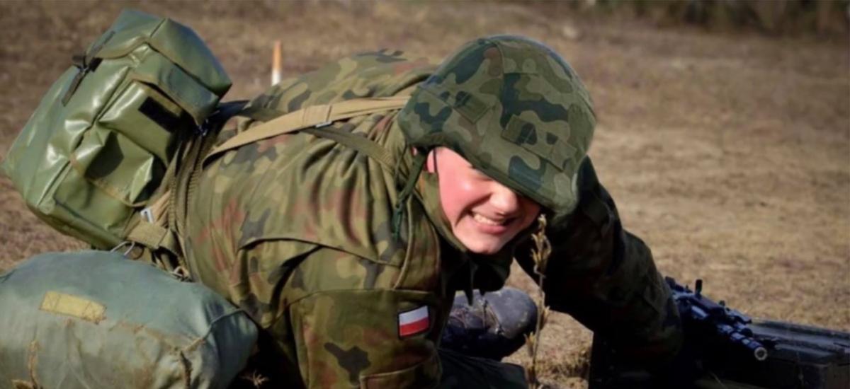 Polscy żołnierze na ćwiczeniach z hełmami dorobionymi w Photoshopie