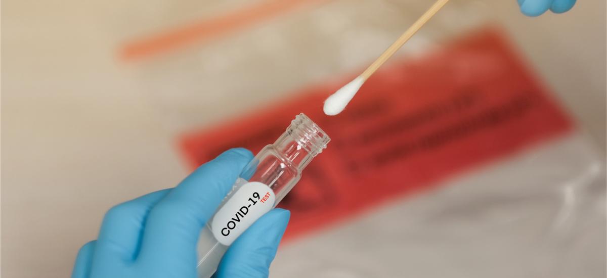Rok pandemii koronawirusa w Polsce. Podsumowujemy liczbę zakażeń i zgonów