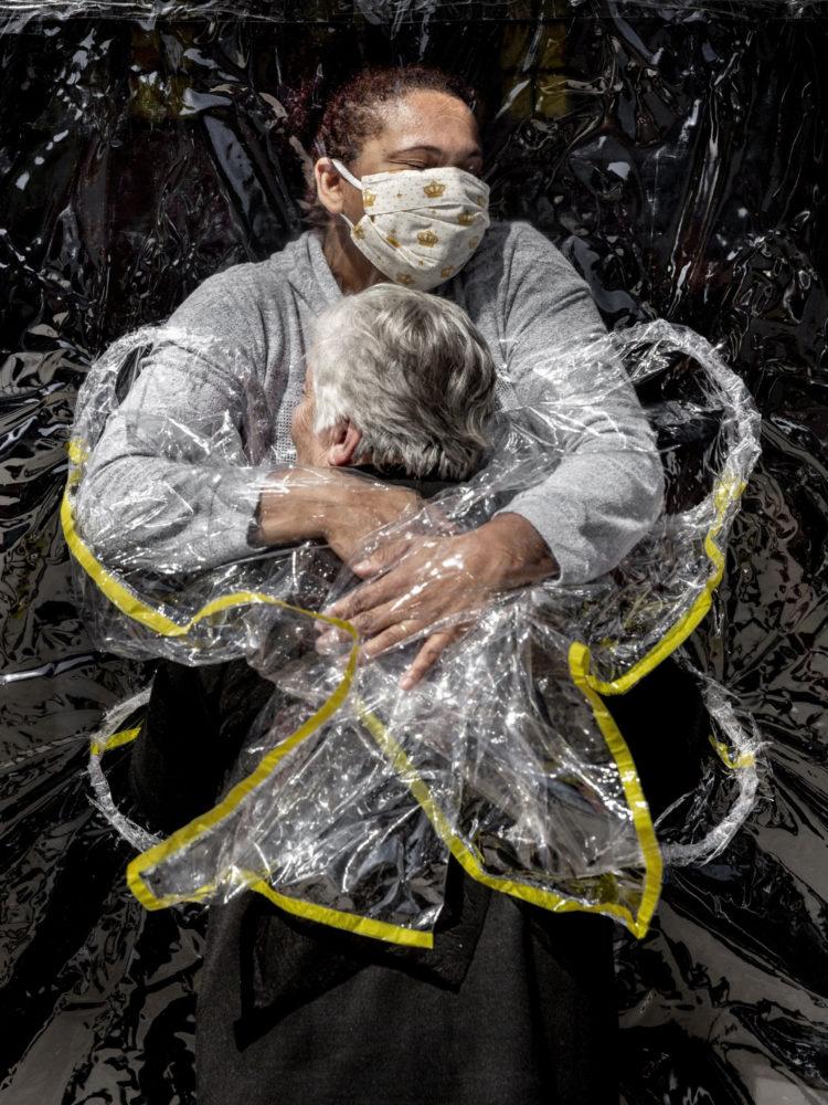 Fot. Mads Nissen, Dania, &quot;The First Embrace&quot; / World Press Photo 2021 class="wp-image-1625525" 