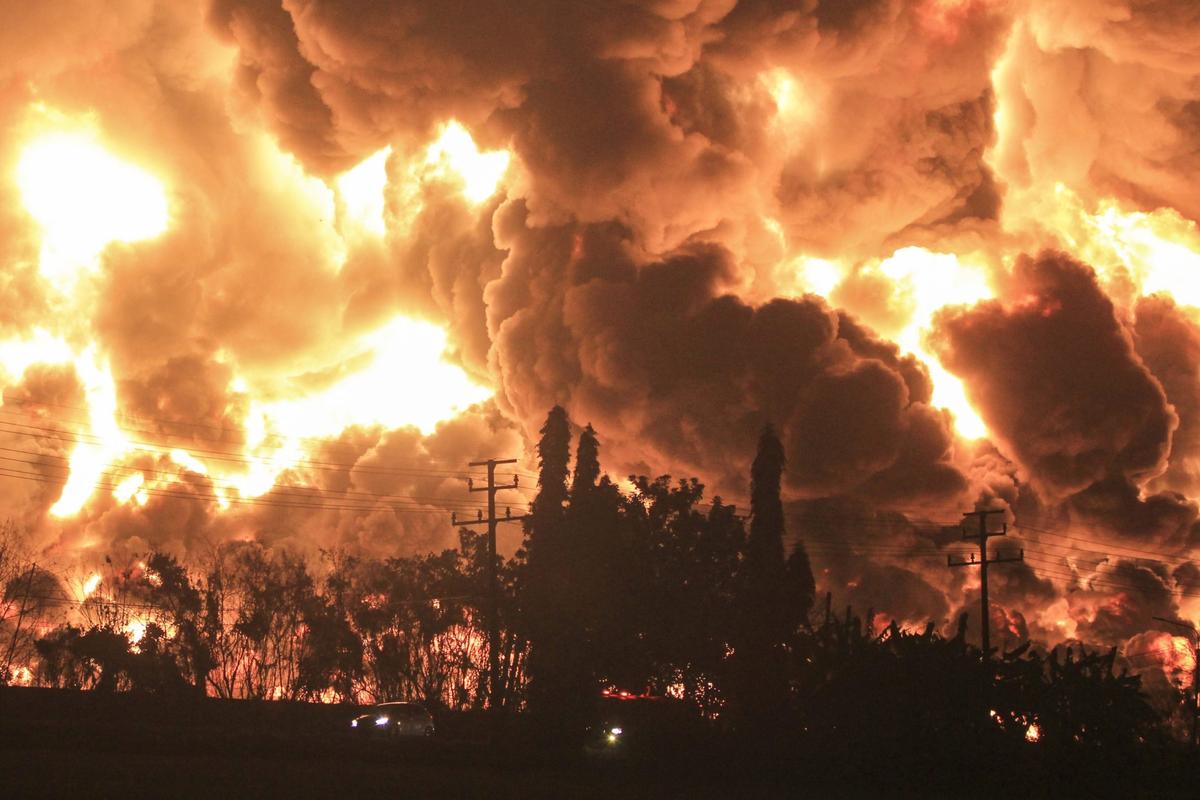 WIDEO DNIA: Piorun trafił w rafinerię. Zdjęcia pożaru są przerażające