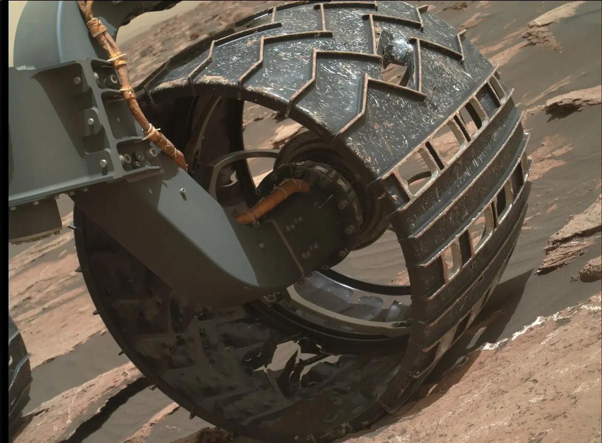 Łazik Curiosity odgryzie sobie koła, aby tylko jechać dalej