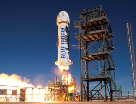 Jeff Bezos, najbogatszy człowiek na świecie leci w kosmos. Własną rakietą
