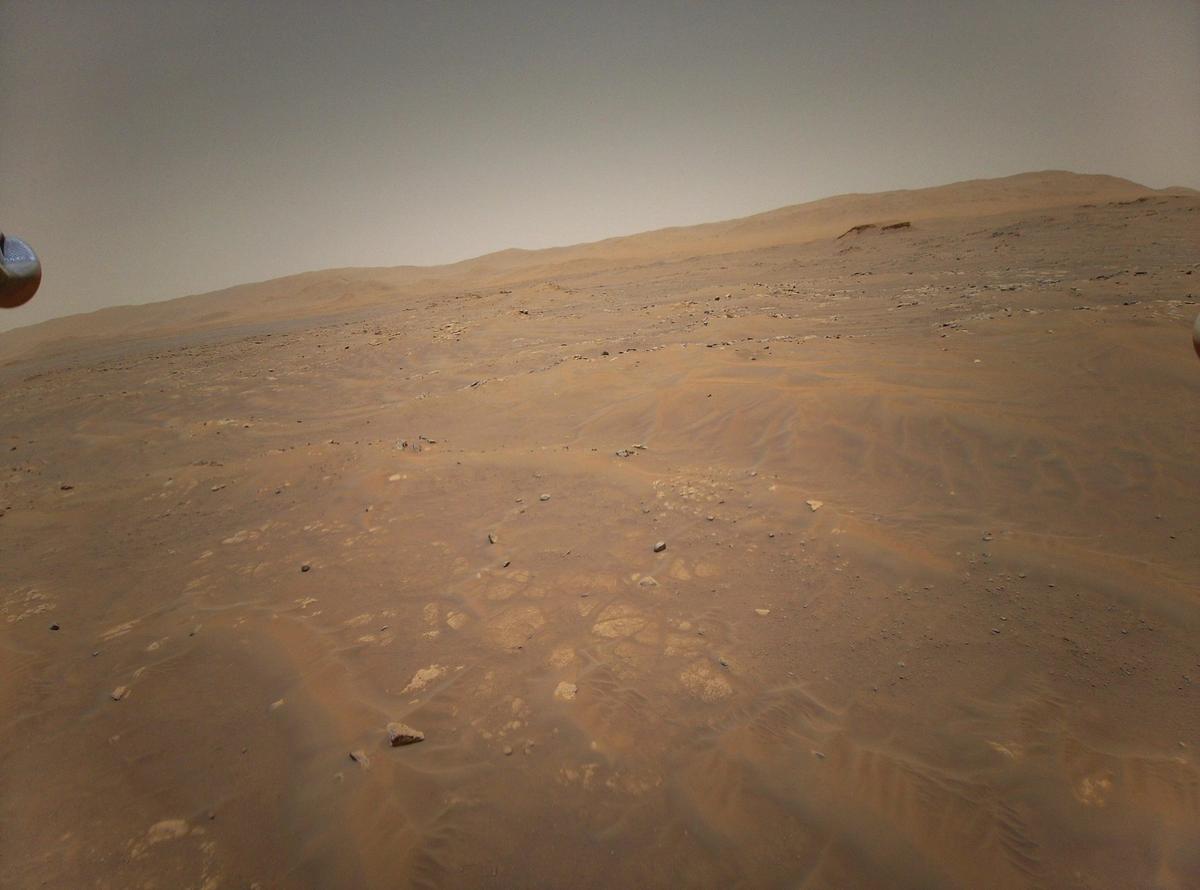 Helikopter Ingenuity sfotografował coś dziwnego na Marsie. Ten obiekt wygląda jak Gwiazda Śmierci