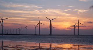 Turbiny wiatrowe dają mniej prądu, bo farmy spowalniają się