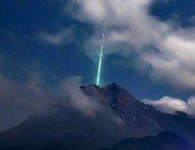 Świetne zdjęcie. Wulkan w Indonezji strzela zielonymi laserami… not