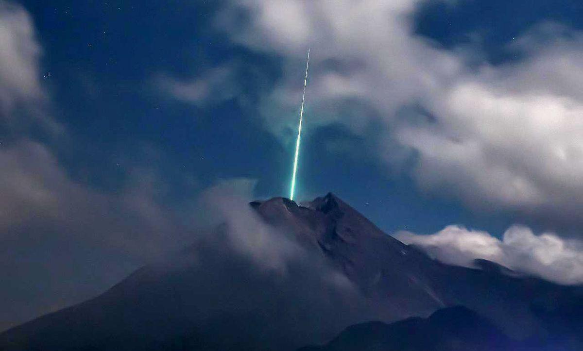 Świetne zdjęcie. Wulkan w Indonezji strzela zielonymi laserami… not