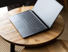 Na co zwrócić uwagę, kupując laptop do nauki i pracy?