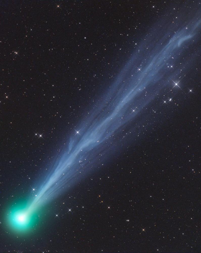 Fot. Gerald Rhemann, „The Exceptionally Active Ion Tail of Comet-2020F8-SWAN&quot;. class="wp-image-1791421" 