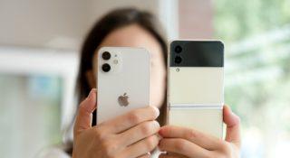 iPhone 12 mini czy Galaxy Z Flip 3 - który telefon jest bardziej poręczny?
