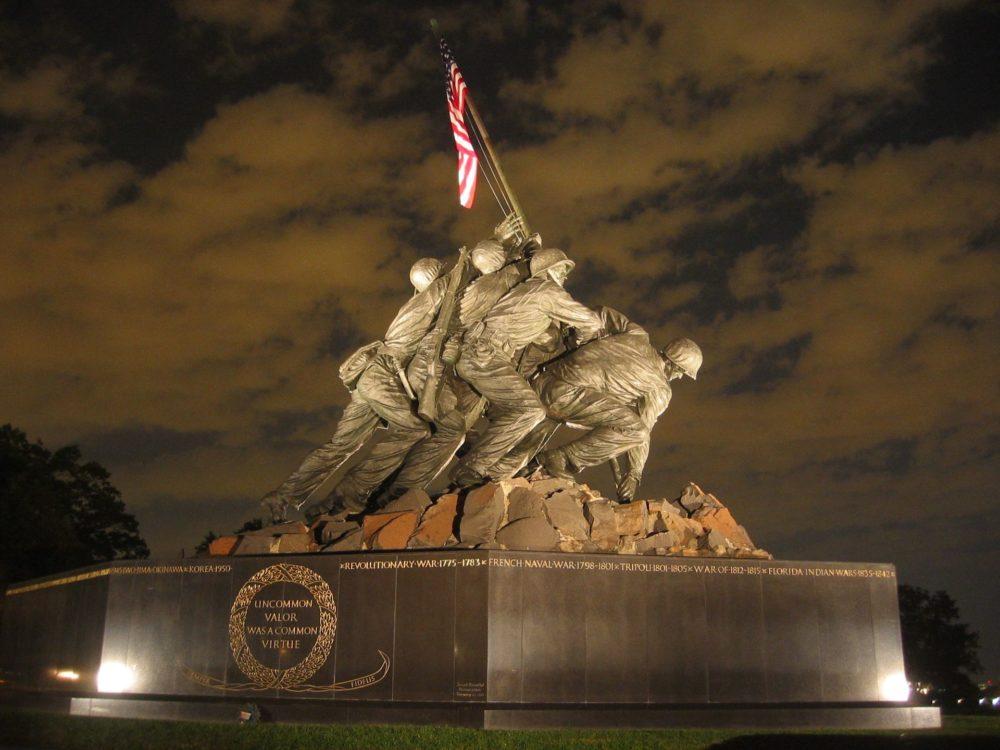 Pomnik Korpusu Piechoty Morskiej wzorowany na zdjęciu Joe Rosenthala. 