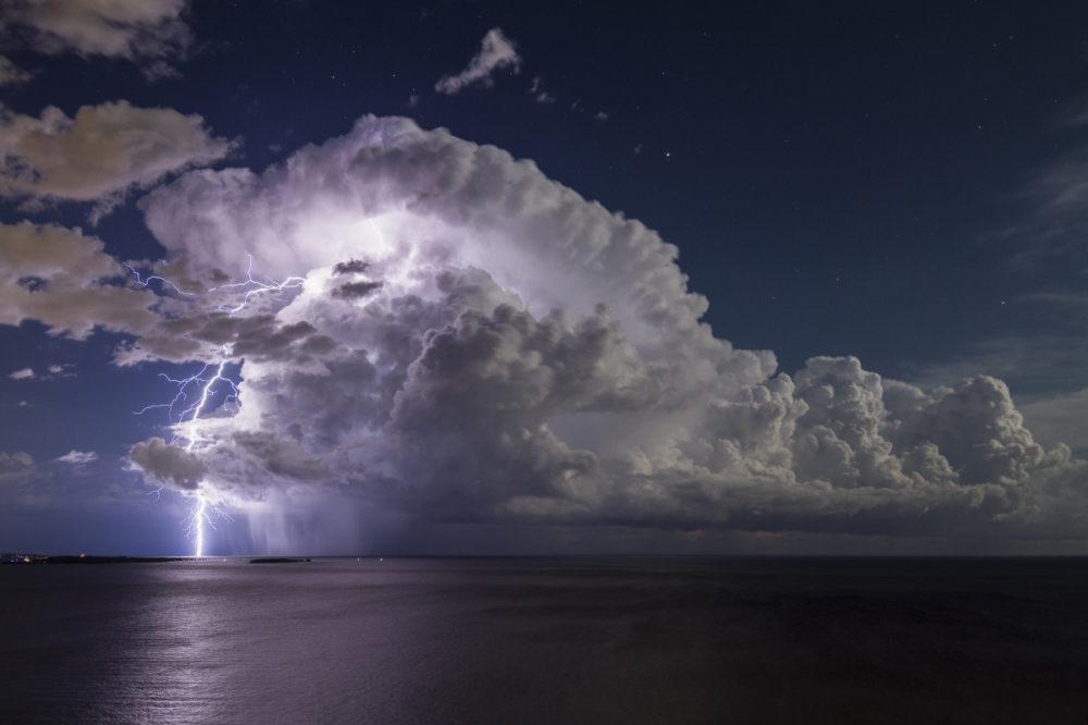Fot. Serge Zaka, &quot;Lightning from an isolated storm over Cannes’ Bay&quot; class="wp-image-1842373" 