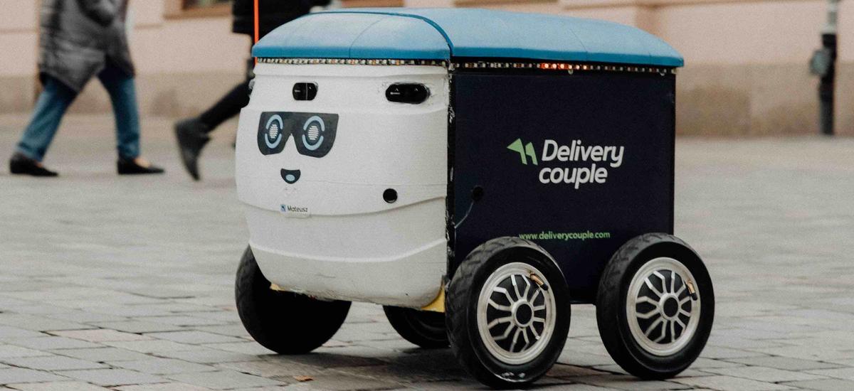 Lublin. Robot Mateusz z DeliveryCouple dowozi jedzenie na wynos