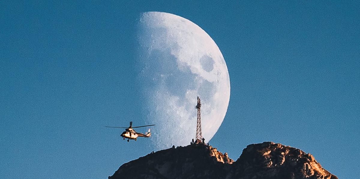Giewont, Księżyc i helikopter na zdjęciu Petra Lukesa