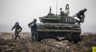 Wojna Rosji z Ukrainą. Czołgi zakopały się w błocie
