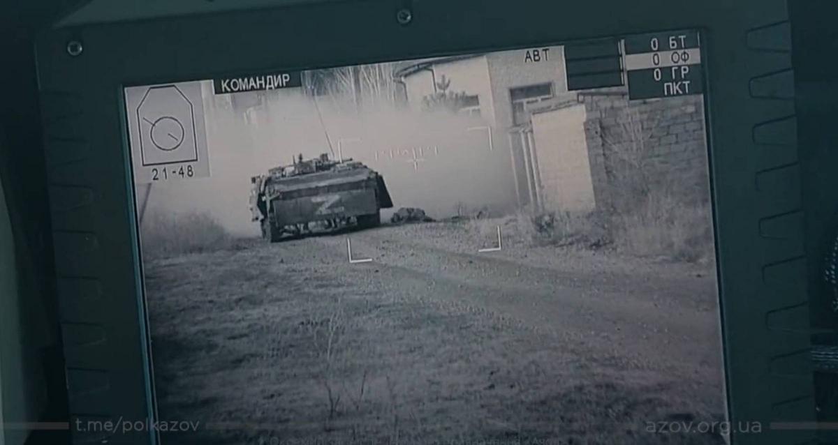 Ukraiński transporter dziurawi rosyjski pojazd opancerzony. Tak wygląda współczesna wojna