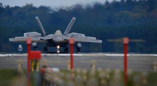 Amerykanie przenoszą do Polski myśliwce F-22