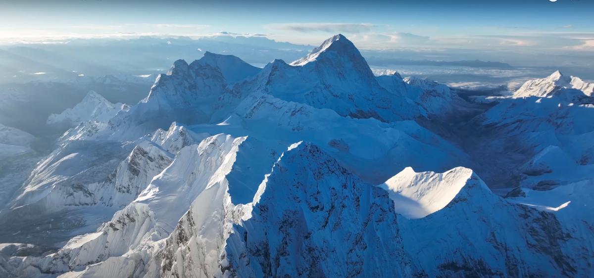 Weszli z dronem na Mount Everest i polecieli jeszcze wyżej. Film z lotu na 9,2 km