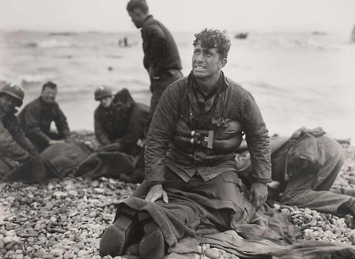To jedno z najsłynniejszych zdjęć z II wojny światowej. Oto poruszająca historia z lądowania w Normandii