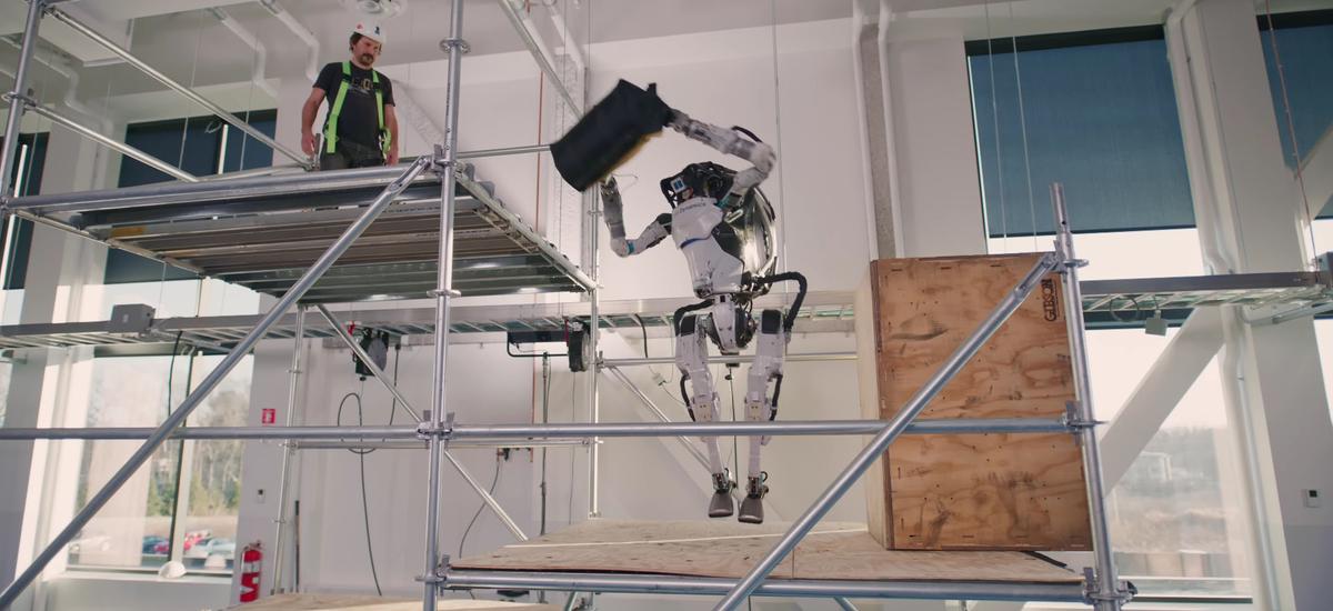 Robot Atlas daje czadu na nowym filmie. Oby nigdy się nie zbuntował, bo mamy przekichane
