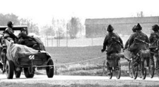 Bojowy traktor i żołnierze na rowerach. Takie oddziały istniały naprawdę i to do niedawna