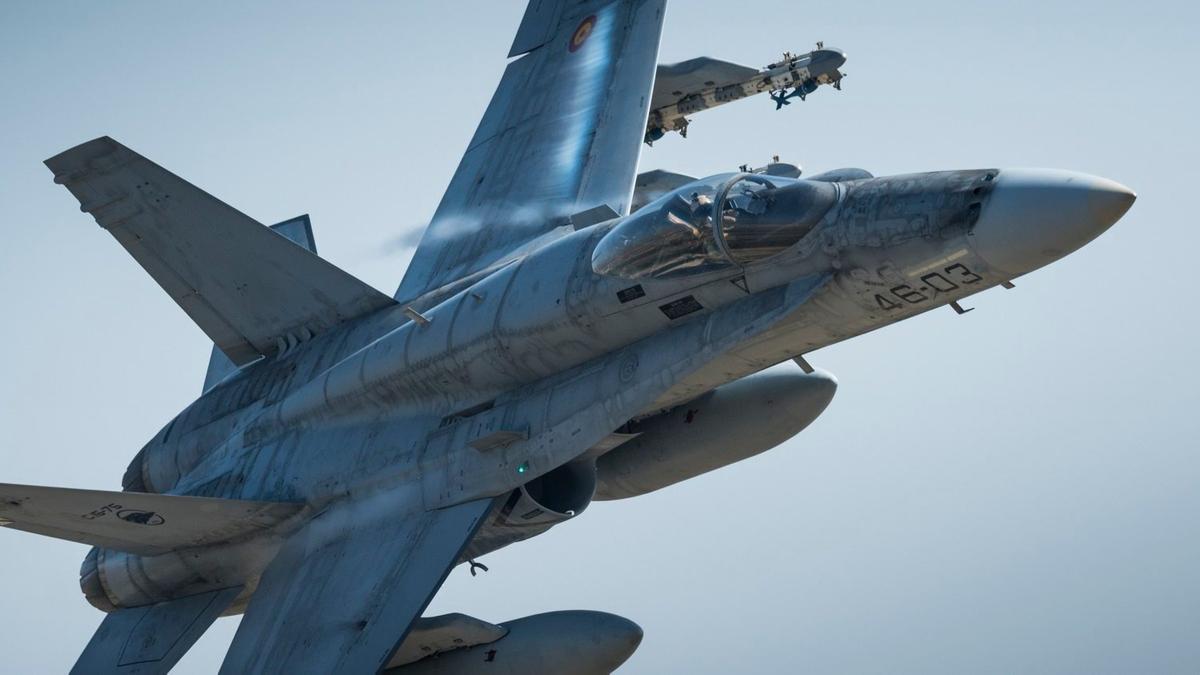 Hiszpański EF-18 Hornet rozbija się podczas próby przed pokazami. Jest wideo z wypadku