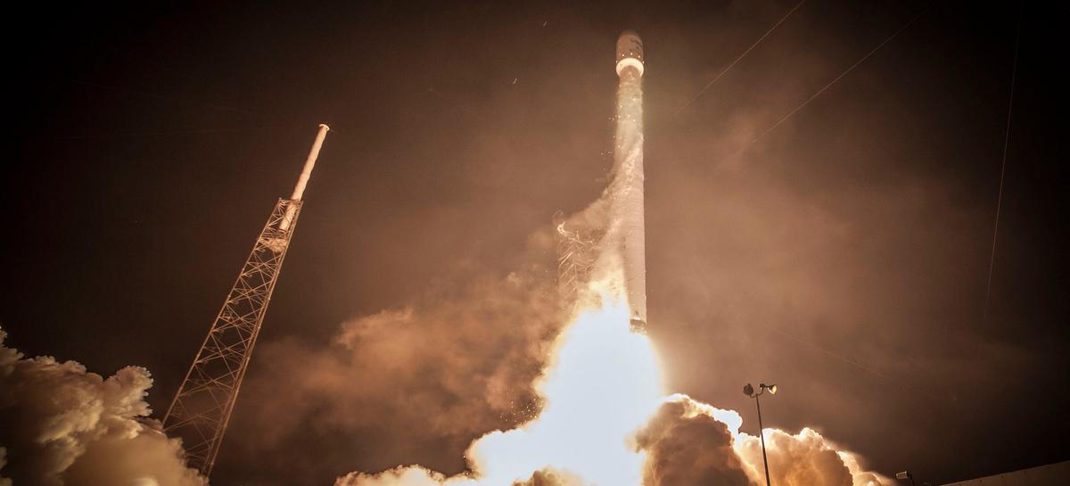 SpaceX robi czerwone dziury w niebie. Naukowcy są przerażeni rakietami Elona Muska