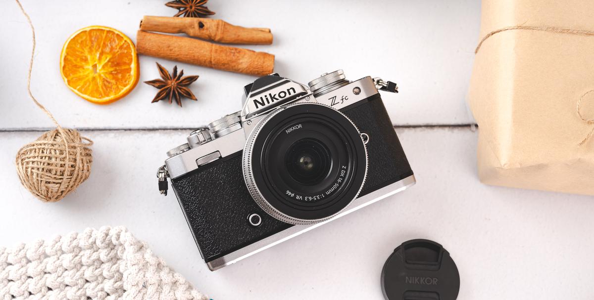 Nikon Z fc to najlepszy prezent dla aspirującego fotografa. Ten zestaw może być spełnieniem marzeń
