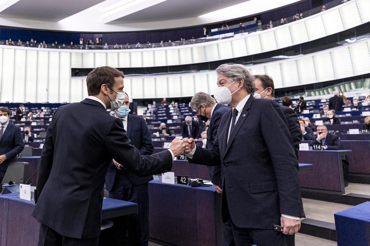 Thierry Breton i prezydent Francji Emmanuel Macron 