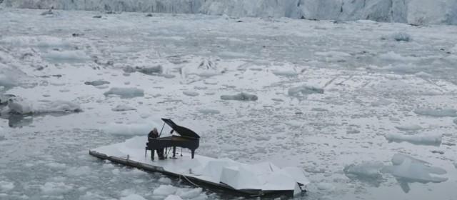 Elegia dla Arktyki - włoski pianista na tle topniejącego lodowca