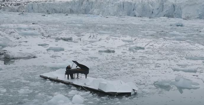 Elegia dla Arktyki - włoski pianista na tle topniejącego lodowca