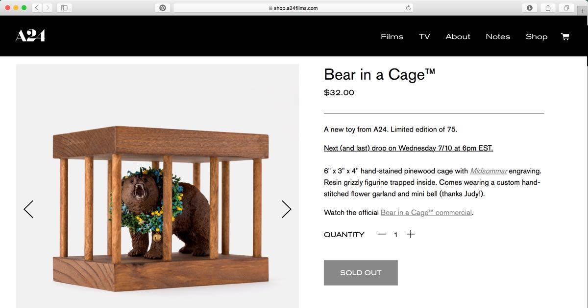 Niedźwiedź w klatce - zabawka promująca Midsommar. W biały dzień class="wp-image-303142" 
