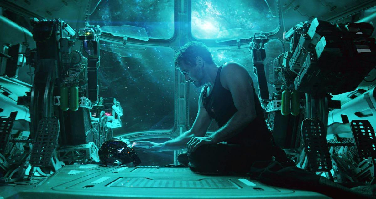 Tony Stark - kadr z filmu &quot;Avengers: Koniec gry&quot; class="wp-image-323433" 